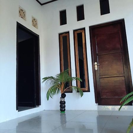 Riung Tiga Empat Tujuh Guesthouse Екстериор снимка